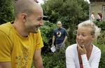 Der bliver stadig solgt boliger i hovedstaden, selv om niveauet slet ikke er på højde med 2005. Dette par var blandt 50 interesserede, der dukkede op til et åbent hus på Amager sidste sommer. 