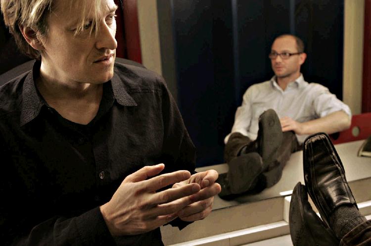 Martin Tulinius (tv) og Tim Rushton (th), der vil have publikum til at forstå kropssproget i moderne dans, så de ikke misser budskabet. Foto: Maria Fonfare 