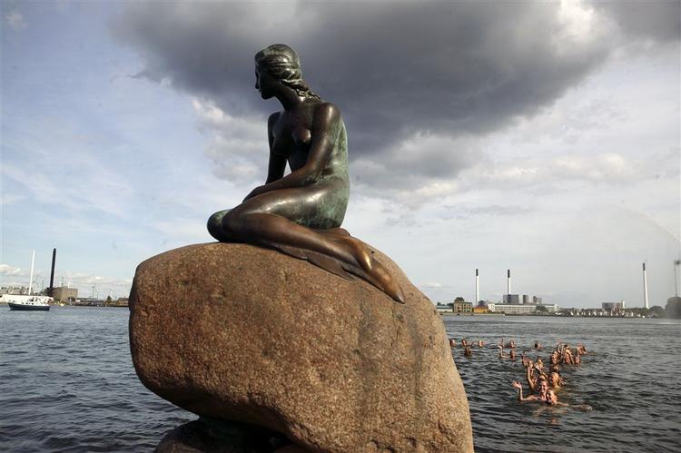 Den Lille Havfrue gik glip af et besøg fra ti kinesiske turister, forklædt som forretningsrejsende. 