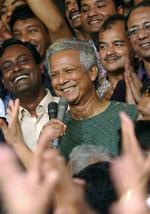 Muhammad Yunus tiljubles efter offentliggørelsen af årets modtager af Nobels Fredspris. 