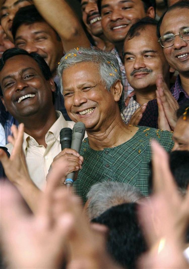 Muhammad Yunus tiljubles efter offentliggørelsen af årets modtager af Nobels Fredspris. 