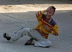 Det har været en blodig dag i Irak. På billedet ses en dreng, som sørger over en af sine slægtninge, der sammen med tre andre, i dag blev dræbt af amerikanske soldater i Sadr City. Derudover er op mod 140 mennesker dræbt af selvmordsbomber. 