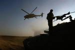 En israelsk helikopter fører en såret soldat væk nær Kibbutz Mefalsim i det sydlige Israel. 