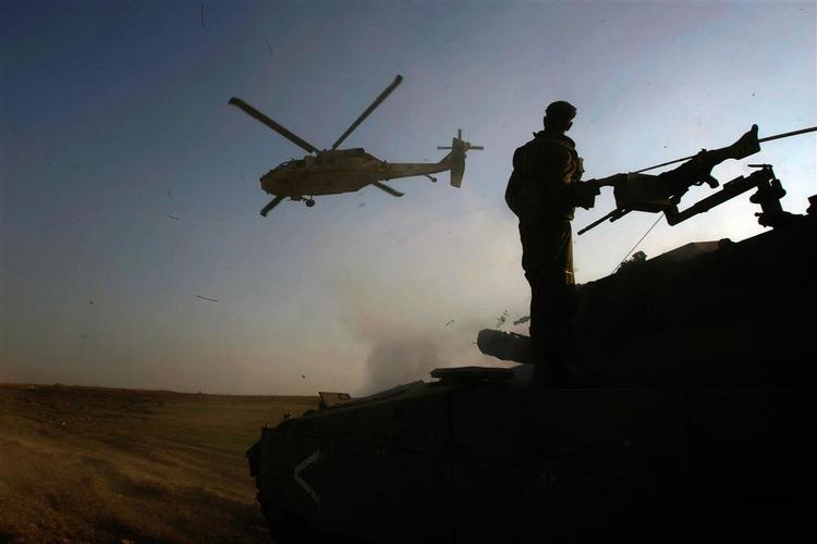 En israelsk helikopter fører en såret soldat væk nær Kibbutz Mefalsim i det sydlige Israel. 