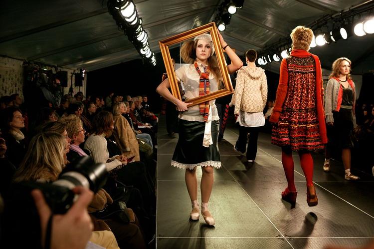 I 2004 arrangerede Amnesty et alternativt modeshow på Københavns Politigård for at sætte fokus på vold mod kvinder. 
