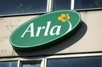 Arla slår danske og svenske afdelinger sammen og skærer derigennem 162 stillinger væk. 