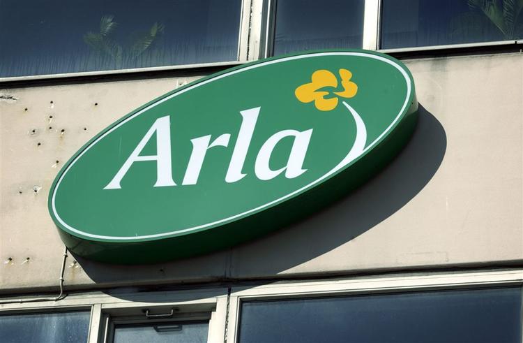 Arla slår danske og svenske afdelinger sammen og skærer derigennem 162 stillinger væk. 