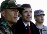 Anders Fogh Rasmussen er på rundtur i Asien. I går besøgte han den såkaldte demarkationslinje mellem Nordkorea og Sydkorea. Ifølge et sydkoreansk nyhedsbureau skulle planlægger landet at trække næsten halvdelen af sin store styrke ud af Irak. 