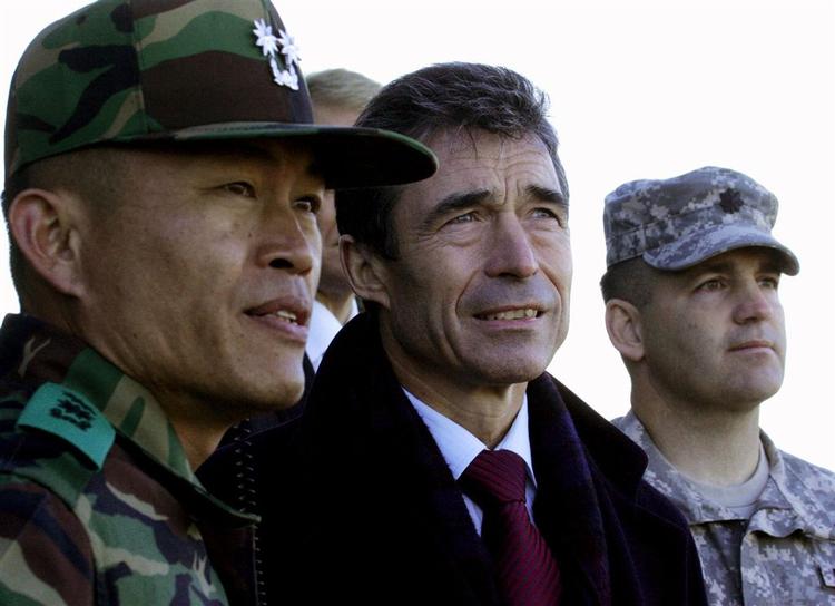 Anders Fogh Rasmussen er på rundtur i Asien. I går besøgte han den såkaldte demarkationslinje mellem Nordkorea og Sydkorea. Ifølge et sydkoreansk nyhedsbureau skulle planlægger landet at trække næsten halvdelen af sin store styrke ud af Irak. 