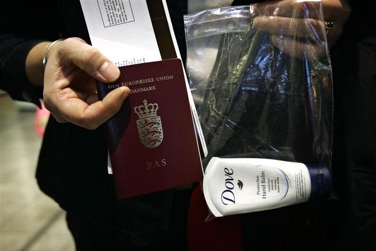 Sikkerhedsreglerne i Kastrup Lufthavn gør livet besværligt for passagerer og personale. Desuden mindsker reglerne ikke risikoen for terrorangreb, mener Niels Boserup. 