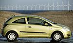 Helt så miljøvenlig som vindmøllerne i baggrunden er Opel Corsa 1,0 Essentia ikke, men den er en af de billigste måder at have bil på. Til hverdag skulle de fleste være i stand til at køre 17 km per liter. Foto: Martin Lehmann 