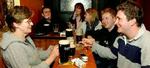 Her nyder irske borgere en sidste cigaret på en pub inden rygeforbuddet trådte i kraft i 2004. - Arkivfoto: AP 
