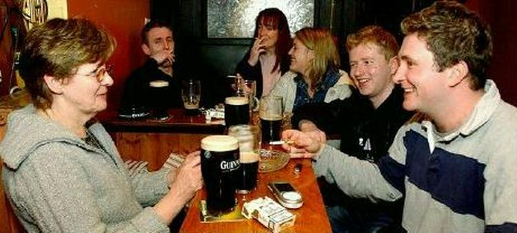 Her nyder irske borgere en sidste cigaret på en pub inden rygeforbuddet trådte i kraft i 2004. - Arkivfoto: AP 