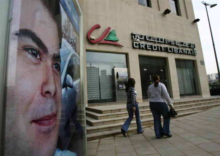 Der var stille i går i Beirut, hvor byens indbyggere protesterede mod mordet på Pierre Gemayel (plakaten). 