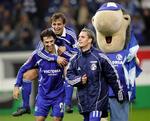 Schalke-jubel efter sejren over Bochum. I forgrunden Peter Løvenkrands i træningsdragt. 