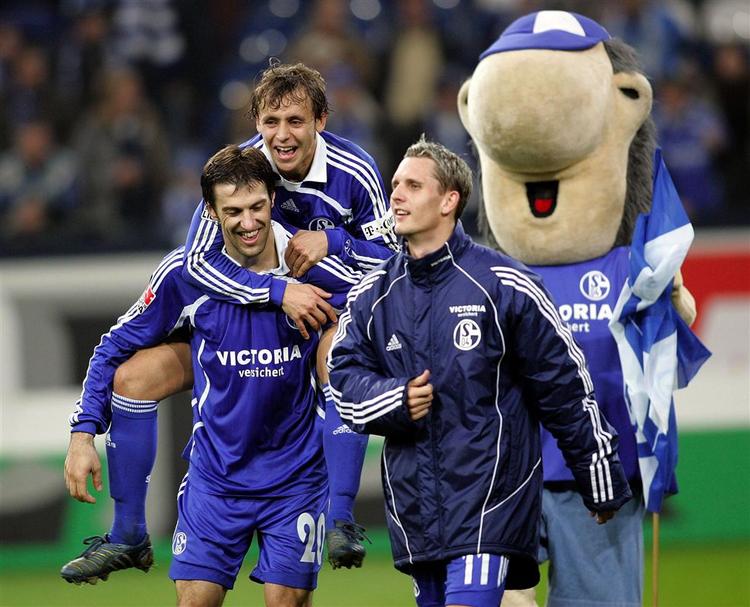 Schalke-jubel efter sejren over Bochum. I forgrunden Peter Løvenkrands i træningsdragt. 