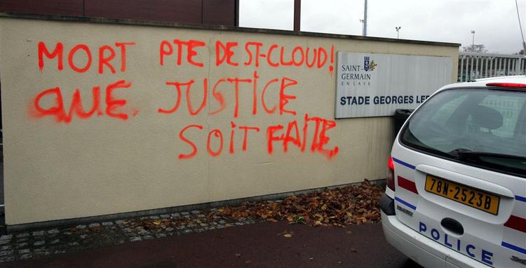 Grafitti ved indgangen til PSG's træningsanlæg. »Død ved Portes de St. Cloud. Vi vil have retfærdighed«, står der på muren. 