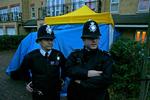 Uniformeret politi holder vagt foran den afdøde Alexander Litvinenkos hus i London. 