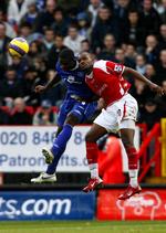 Luftduel mellem Evertons Yobo og Charltons Bent. 