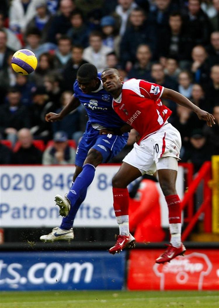 Luftduel mellem Evertons Yobo og Charltons Bent. 
