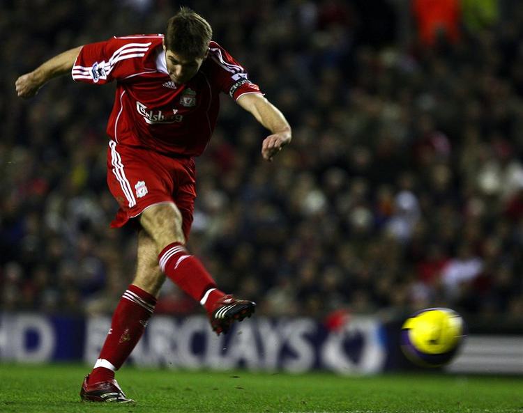 Steven Gerrard fyrer kanonen af. 