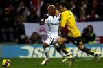 Boltons El Hadji Diouf (tv.) holder bolden væk fra Arsenals Cesc Fabregas. 