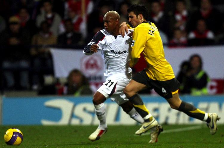 Boltons El Hadji Diouf (tv.) holder bolden væk fra Arsenals Cesc Fabregas. 