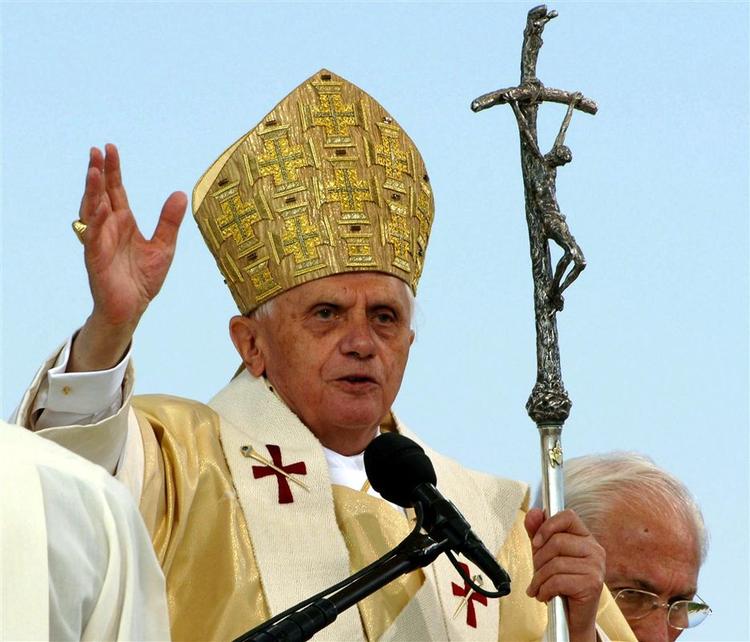 Pave Benedikt XVI advares mod at tage til Tyrkiet efter nylige kommentarer om muslimer. 