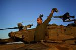 En israelsk soldat strækker sig efter at have trukket sig ud af Gaza-striben tidligt i morges. 