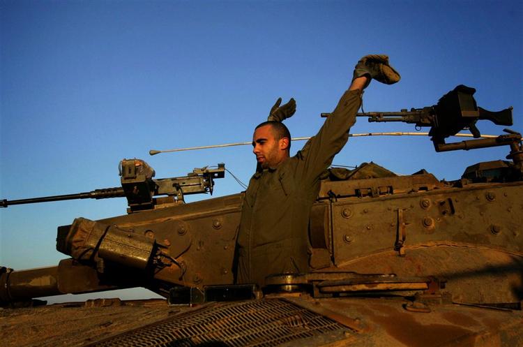 En israelsk soldat strækker sig efter at have trukket sig ud af Gaza-striben tidligt i morges. 