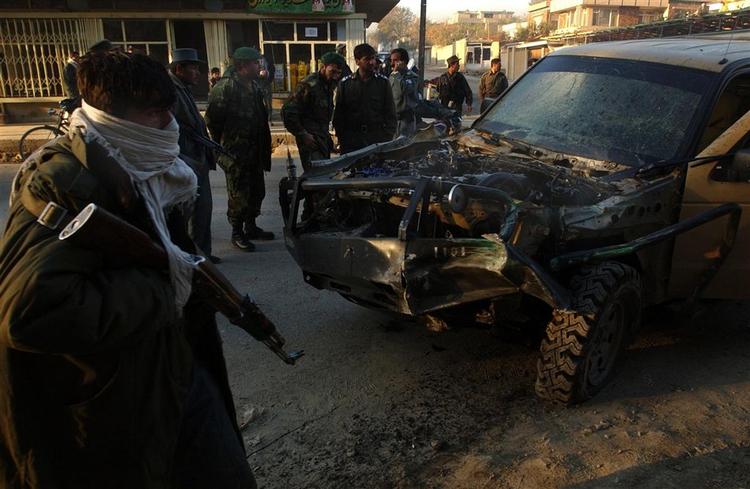 Foto fra et angreb i går i hovedstaden Kabul. Ingen blev dræbt med flere såret, da en bombe eksploderede nær et militærkøretøj. 