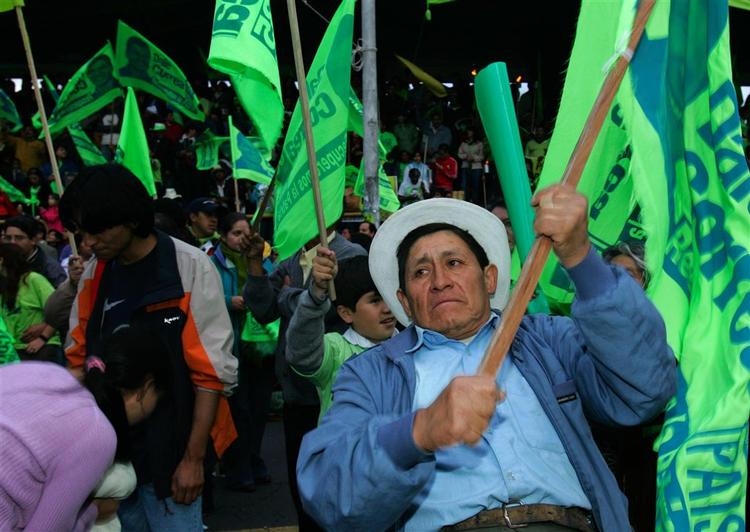 Præsidentkandidaten Rafael Correa finder især sine støtter blandt den fattige indianske del af Ecuadors befolkning. 