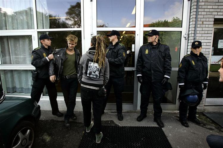Otte demonstranter er fortsat i politiets varetgæt efter søndagens  demonstration ved Faderhuset i Rødovre. 