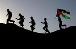 Palæstinensiske unge indtager bakkerne omkring Beit Lahiya i det nordlige Gaza, efter israelske tropper har trukket sig ud af området. 