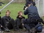 Politiet foretog i eftermiddag masseanholdelser af unge aktivister efter »uroligheder« ved en gudstjeneste i Faderhuset i Rødovre. 