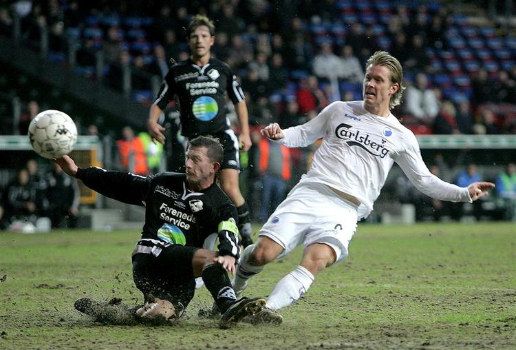 Randers' Ralf Pedersen kan ikke forhindre Fredrik Berglund i at score til 2-0 for hjemmeholdet i første halvleg af den udsatte kamp fra SAS-ligaens tredje runde mellem FC København og Randers FC i Parken i København. 