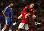 Meget passende spillede de to suveræne tophold 1-1, da de mødtes i Premier League i weekenden. Her jubler Wayne Rooney og Loius Saha fra Manchester United, mens Michael Ballack fra Chelsea hænger med næbbet. 