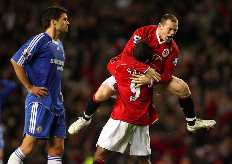 Meget passende spillede de to suveræne tophold 1-1, da de mødtes i Premier League i weekenden. Her jubler Wayne Rooney og Loius Saha fra Manchester United, mens Michael Ballack fra Chelsea hænger med næbbet. 