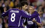 Real Madrid spillerne Emerson(til venstre), Ruud Van Nistelrooy(i midten) og Roberto Carlos(til højre) fejrer Real Madrids scoring i kampen mod Valencia. 