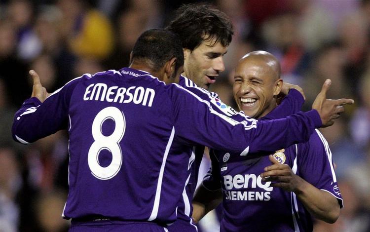 Real Madrid spillerne Emerson(til venstre), Ruud Van Nistelrooy(i midten) og Roberto Carlos(til højre) fejrer Real Madrids scoring i kampen mod Valencia. 