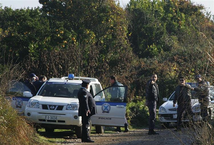 Politiet leder efter spor i skoven, der ligger 280 kilometer nordvest for Athen. 