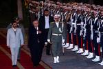 Iraks præsident, Jalal Talabani (nr. to fra venstre) skridter den iranske æresgarde af sammen med landets præsident, Mahmoud Ahmadinejad (til venstre) 