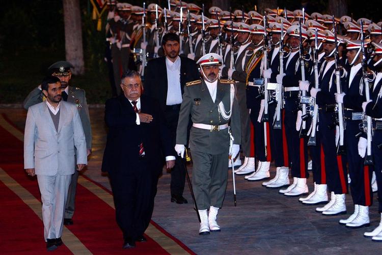Iraks præsident, Jalal Talabani (nr. to fra venstre) skridter den iranske æresgarde af sammen med landets præsident, Mahmoud Ahmadinejad (til venstre) 