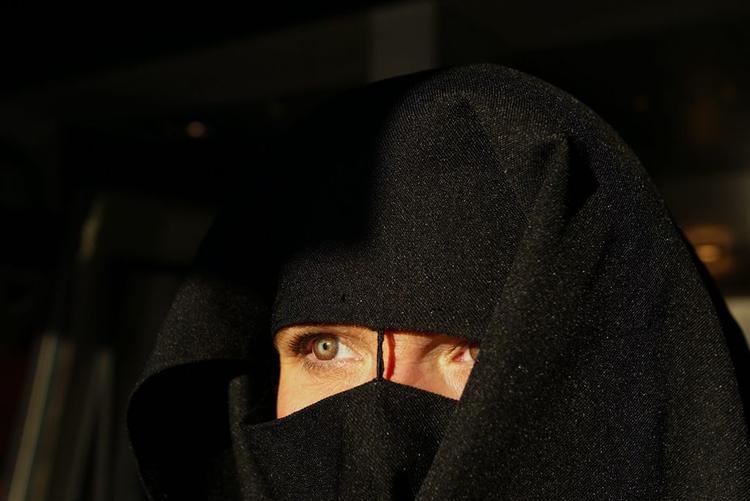 En af BT's journalister slap gennem paskontrollen iført burka. På dette billede har en anden journalist iklædt sig den religiøse dragt. 