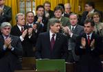 Premierminister Stephen Harper (midt i billedet) fik stående klapsalver, da lovforslaget var blevet stemt igennem. 