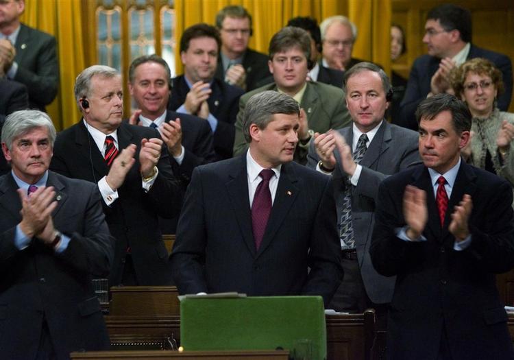Premierminister Stephen Harper (midt i billedet) fik stående klapsalver, da lovforslaget var blevet stemt igennem. 