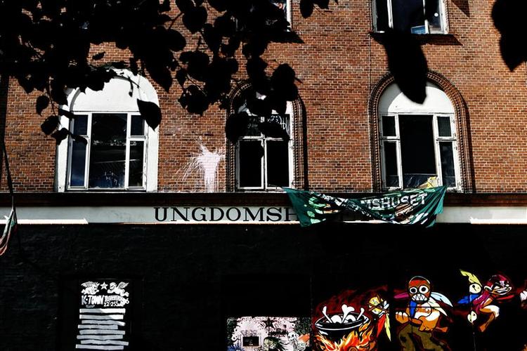 De unge vil ikke forlade Ungdomshuset på Nørrebro. 