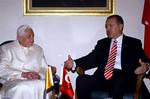 Paven mødtes kort med den tyrkiske premierminister i Esenboga-lufthavnen i Ankara. 