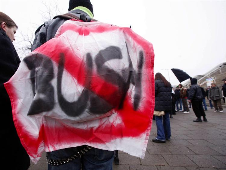 USA's præsident deltager i NATO's topmøde i Riga, hvor han sædvanen tro er blevet mødt med protester. 