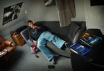 En vinkel på 135 grader mellem lår og ryg viser sig at være den bedste siddevinkel, mener skotske forskere. Det svarer vel sådan cirka til denne position. 